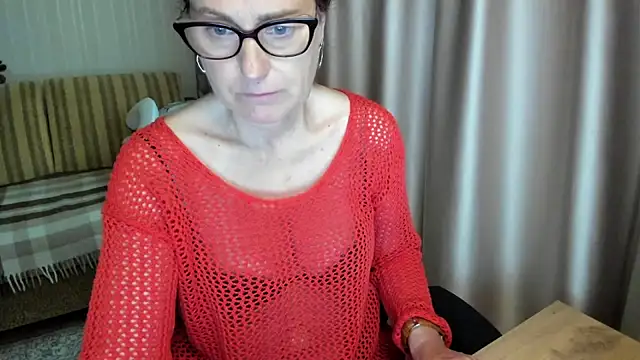 Snapshot of lauraoven chatting on 06-17-26, 02:05 lauraoven online show from 06-17-26, 02:05