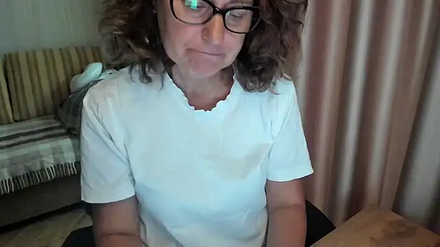 Snapshot of lauraoven chatting on 07-21-26, 12:06 lauraoven online show from 07-21-26, 12:06