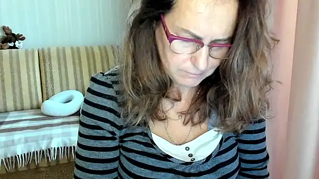 Snapshot of lauraoven chatting on 10-17-25, 07:11 lauraoven online show from 10-17-25, 07:11