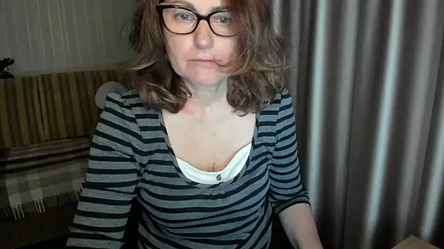 Snapshot of lauraoven chatting on 05-05-26, 06:22 lauraoven online show from 05-05-26, 06:22