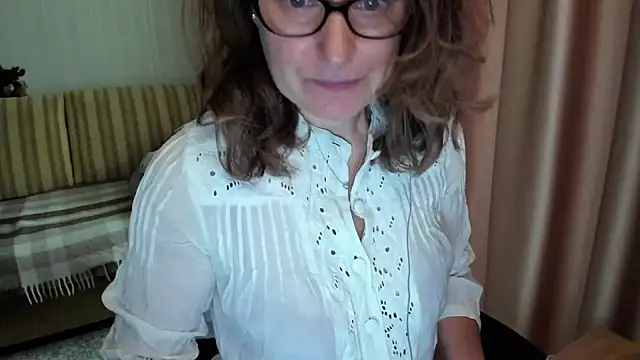 Snapshot of lauraoven chatting on 06-21-26, 08:09 lauraoven online show from 06-21-26, 08:09
