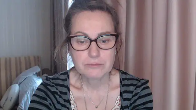 Snapshot of lauraoven chatting on 02-17-25, 12:27 lauraoven online show from 02-17-25, 12:27
