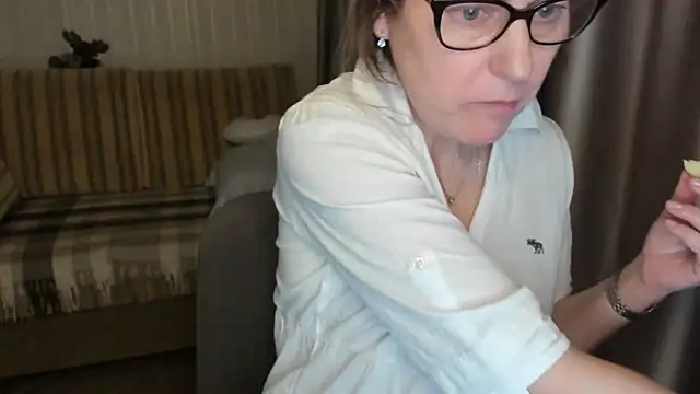 Snapshot of lauraoven chatting on 03-04-25, 04:09 lauraoven online show from 03-04-25, 04:09