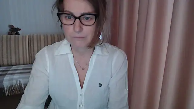 Snapshot of lauraoven chatting on 02-25-25, 08:58 lauraoven online show from 02-25-25, 08:58