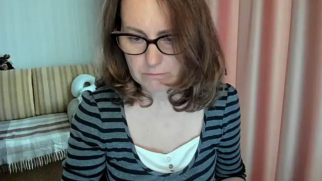 Snapshot of lauraoven chatting on 05-06-26, 02:21 lauraoven online show from 05-06-26, 02:21