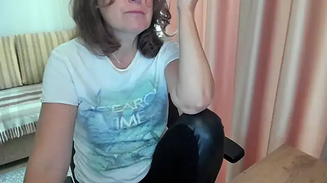 Snapshot of lauraoven chatting on 07-15-26, 06:42 lauraoven online show from 07-15-26, 06:42