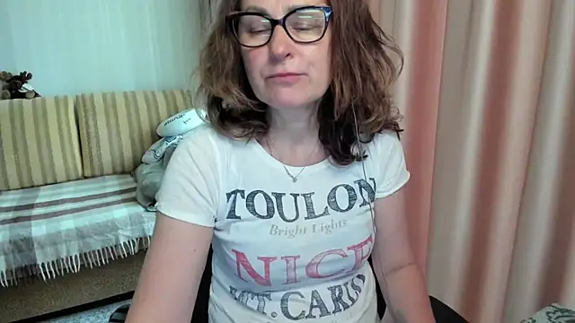 Snapshot of lauraoven chatting on 05-28-26, 10:32 lauraoven online show from 05-28-26, 10:32