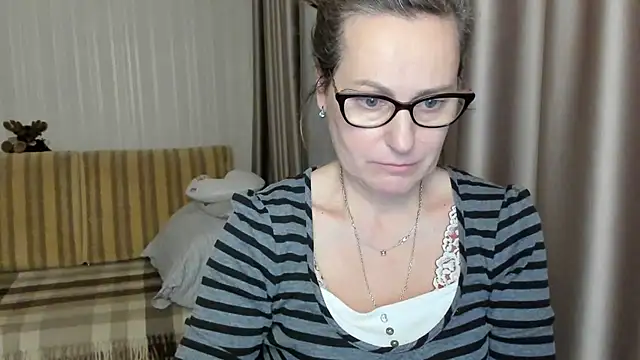 Snapshot of lauraoven chatting on 02-18-25, 04:25 lauraoven online show from 02-18-25, 04:25