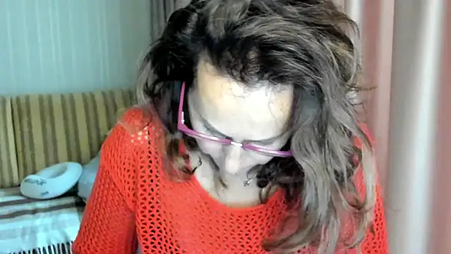 Snapshot of lauraoven chatting on 10-13-25, 09:22 lauraoven online show from 10-13-25, 09:22