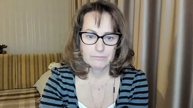 Snapshot of lauraoven chatting on 02-19-25, 04:22 lauraoven online show from 02-19-25, 04:22