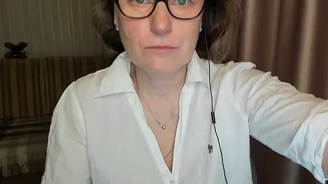 Snapshot of lauraoven chatting on 03-06-25, 07:25 lauraoven online show from 03-06-25, 07:25