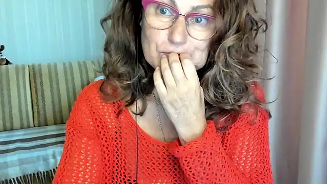 Snapshot of lauraoven chatting on 10-07-25, 10:16 lauraoven online show from 10-07-25, 10:16