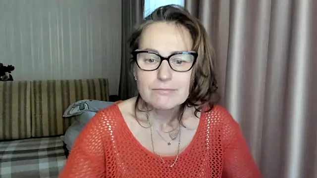 Snapshot of lauraoven chatting on 02-10-25, 01:01 lauraoven online show from 02-10-25, 01:01