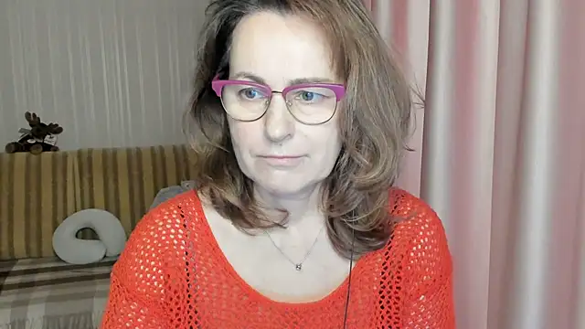 Snapshot of lauraoven chatting on 03-20-25, 10:21 lauraoven online show from 03-20-25, 10:21