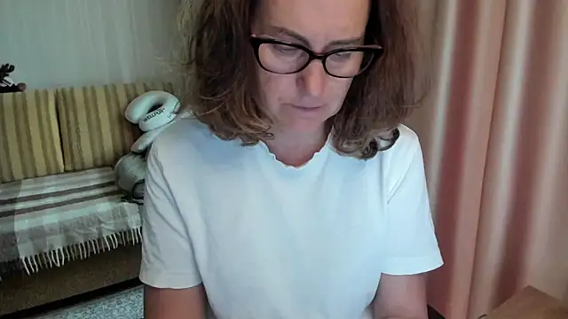 Snapshot of lauraoven chatting on 06-09-26, 08:15 lauraoven online show from 06-09-26, 08:15