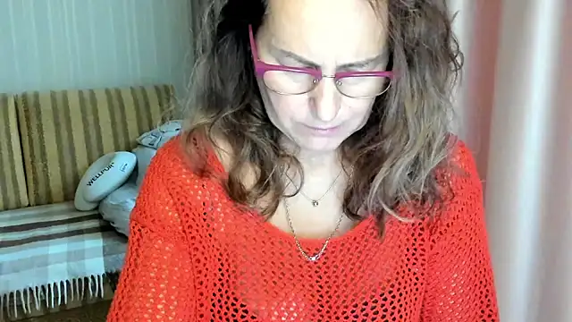Snapshot of lauraoven chatting on 10-14-25, 08:15 lauraoven online show from 10-14-25, 08:15