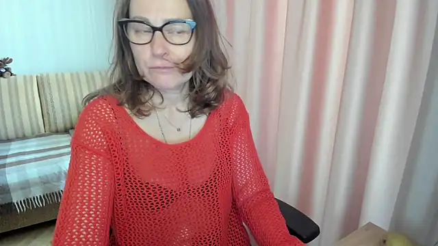 Snapshot of lauraoven chatting on 05-02-26, 01:05 lauraoven online show from 05-02-26, 01:05