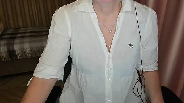 Snapshot of lauraoven chatting on 03-04-25, 07:30 lauraoven online show from 03-04-25, 07:30