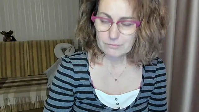 Snapshot of lauraoven chatting on 03-18-25, 01:44 lauraoven online show from 03-18-25, 01:44