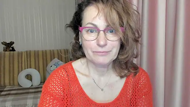 Snapshot of lauraoven chatting on 03-19-25, 07:29 lauraoven online show from 03-19-25, 07:29