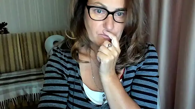 Snapshot of lauraoven chatting on 10-01-25, 02:21 lauraoven online show from 10-01-25, 02:21
