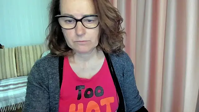 Snapshot of lauraoven chatting on 05-15-26, 08:01 lauraoven online show from 05-15-26, 08:01