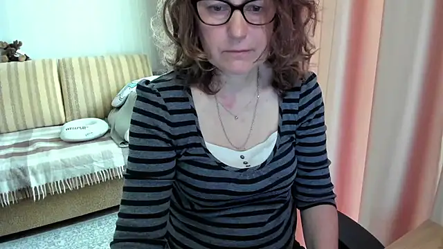 Snapshot of lauraoven chatting on 05-27-26, 06:21 lauraoven online show from 05-27-26, 06:21