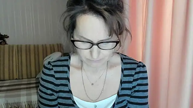 Snapshot of lauraoven chatting on 02-20-25, 01:19 lauraoven online show from 02-20-25, 01:19