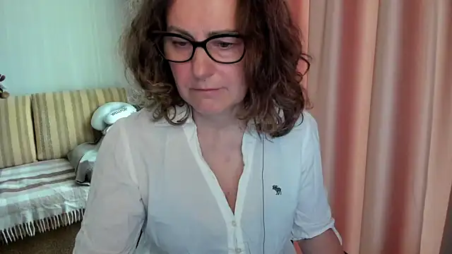 Snapshot of lauraoven chatting on 05-17-26, 07:41 lauraoven online show from 05-17-26, 07:41
