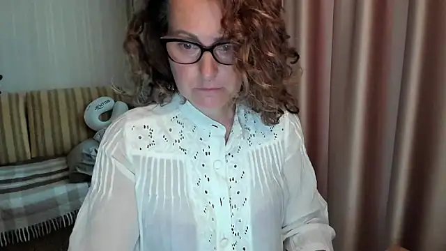 Snapshot of lauraoven chatting on 07-12-26, 12:50 lauraoven online show from 07-12-26, 12:50