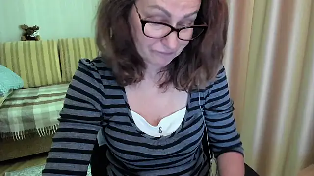 Snapshot of lauraoven chatting on 06-19-26, 08:20 lauraoven online show from 06-19-26, 08:20