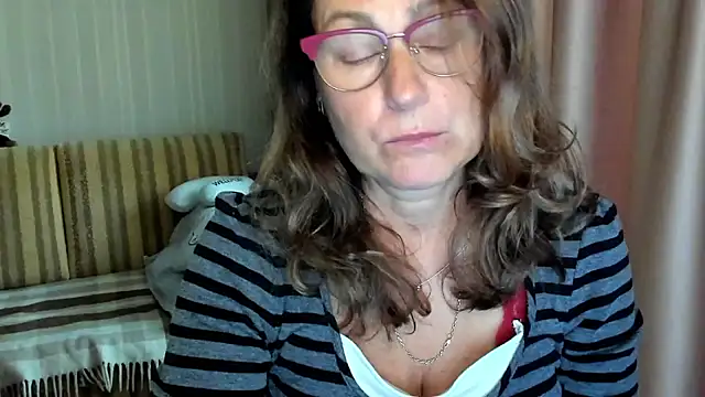 Snapshot of lauraoven chatting on 10-02-25, 09:12 lauraoven online show from 10-02-25, 09:12