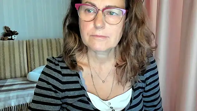 Snapshot of lauraoven chatting on 10-18-25, 08:16 lauraoven online show from 10-18-25, 08:16