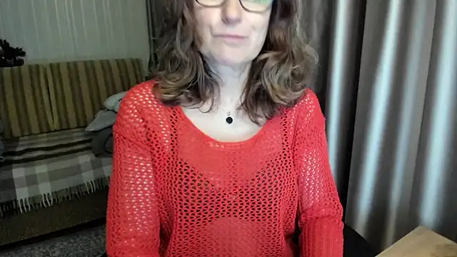 Snapshot of lauraoven chatting on 05-31-26, 07:03 lauraoven online show from 05-31-26, 07:03