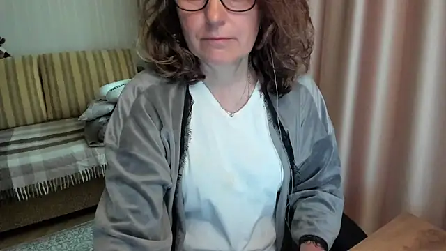 Snapshot of lauraoven chatting on 05-30-26, 07:47 lauraoven online show from 05-30-26, 07:47