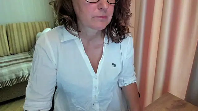 Snapshot of lauraoven chatting on 07-17-26, 07:16 lauraoven online show from 07-17-26, 07:16