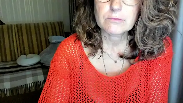 Snapshot of lauraoven chatting on 10-05-25, 02:30 lauraoven online show from 10-05-25, 02:30