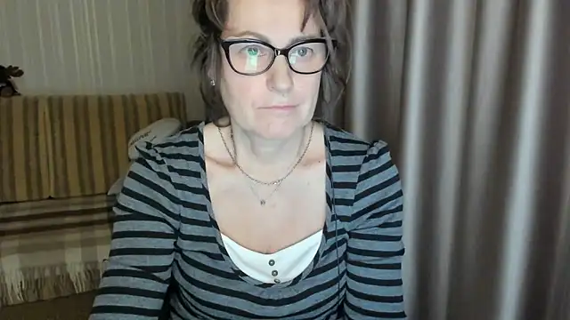 Snapshot of lauraoven chatting on 02-20-25, 04:25 lauraoven online show from 02-20-25, 04:25