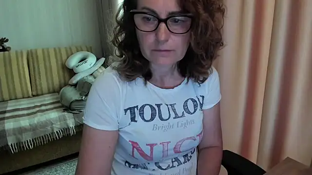 Snapshot of lauraoven chatting on 06-10-26, 07:20 lauraoven online show from 06-10-26, 07:20
