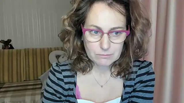 Snapshot of lauraoven chatting on 03-18-25, 09:34 lauraoven online show from 03-18-25, 09:34