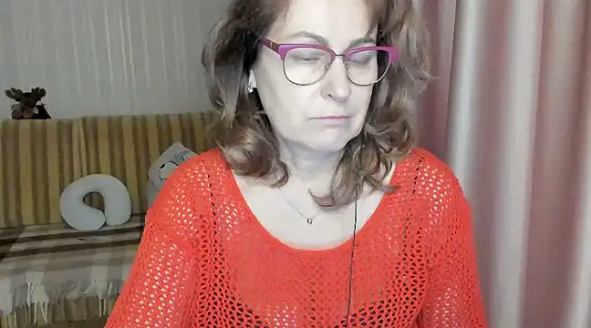 Snapshot of lauraoven chatting on 03-19-25, 03:29 lauraoven online show from 03-19-25, 03:29