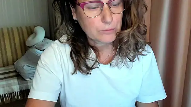 Snapshot of lauraoven chatting on 10-10-25, 07:42 lauraoven online show from 10-10-25, 07:42