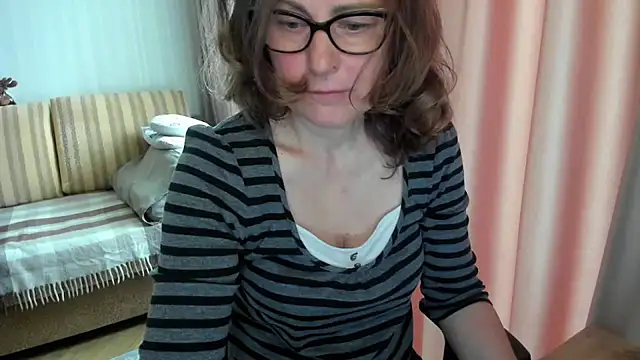Snapshot of lauraoven chatting on 05-10-26, 08:07 lauraoven online show from 05-10-26, 08:07