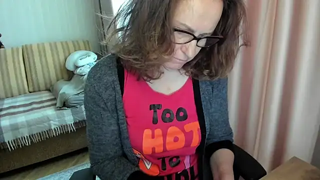 Snapshot of lauraoven chatting on 05-16-26, 03:22 lauraoven online show from 05-16-26, 03:22