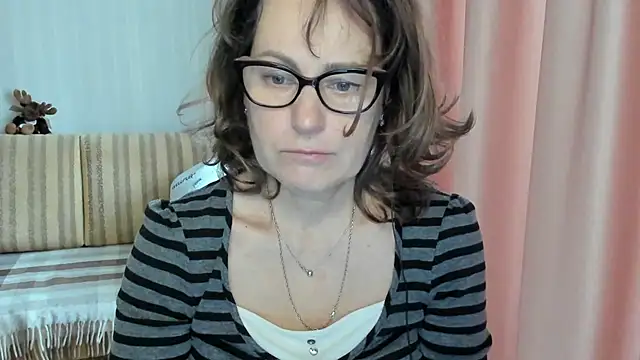 Snapshot of lauraoven chatting on 02-21-25, 07:01 lauraoven online show from 02-21-25, 07:01