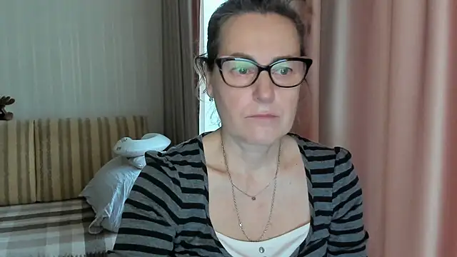 Snapshot of lauraoven chatting on 02-19-25, 07:06 lauraoven online show from 02-19-25, 07:06