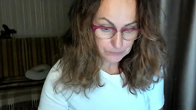 Snapshot of lauraoven chatting on 10-16-25, 03:42 lauraoven online show from 10-16-25, 03:42