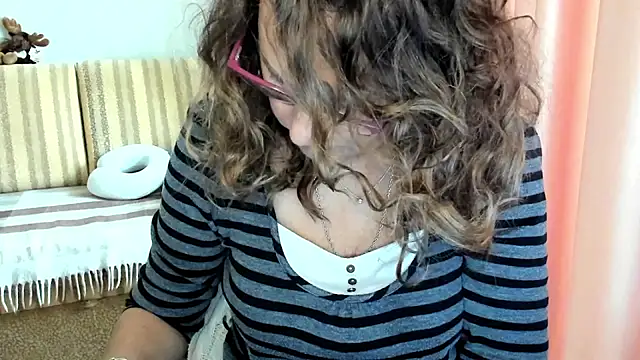 Snapshot of lauraoven chatting on 10-20-25, 06:59 lauraoven online show from 10-20-25, 06:59