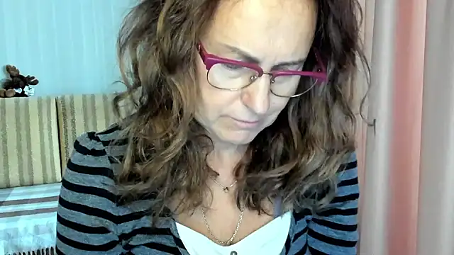 Snapshot of lauraoven chatting on 10-21-25, 10:25 lauraoven online show from 10-21-25, 10:25