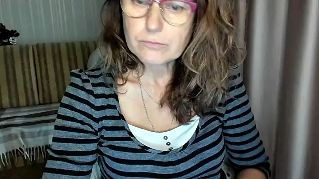 Snapshot of lauraoven chatting on 10-22-25, 01:43 lauraoven online show from 10-22-25, 01:43